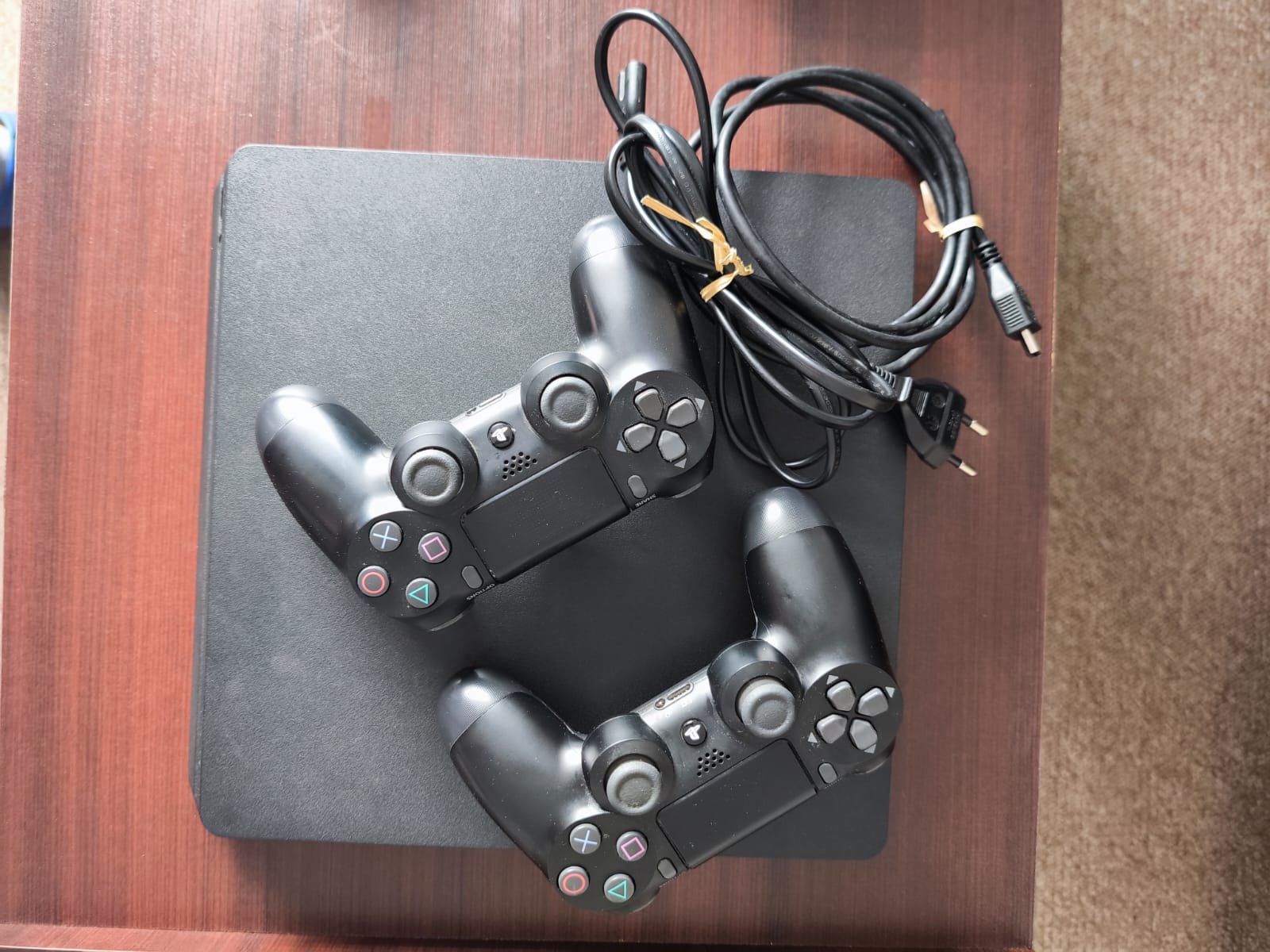 PlayStation 4 Slim 1 TB con 2 juegos físicos