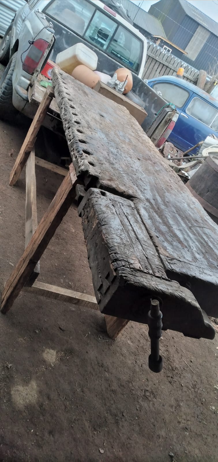 Antiguo mesón carpintero de madera nativa de roble